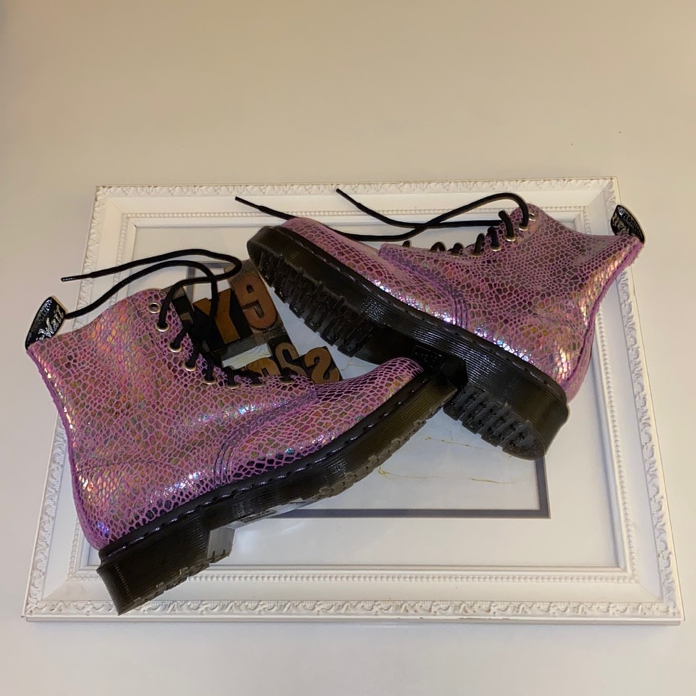 🇬🇧DR. MARTENS 1460 Pascal Purple Snake Metallic Suede Boots - Picture 11 of 16
